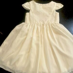 Ivory capped sleeved flower girl dress with crocheted bodice. EUC